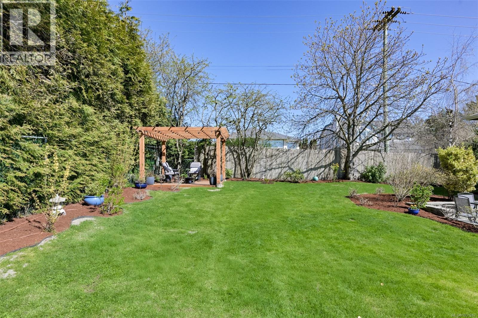 1098 Willow St, Saanich