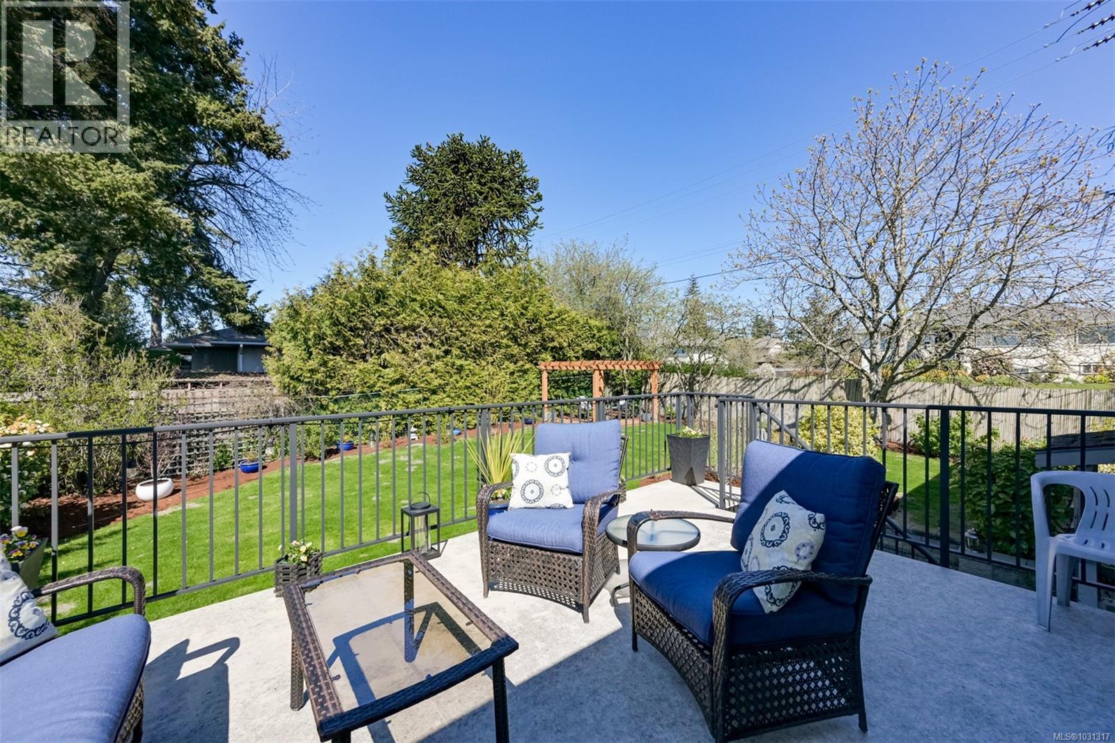 1098 Willow St, Saanich