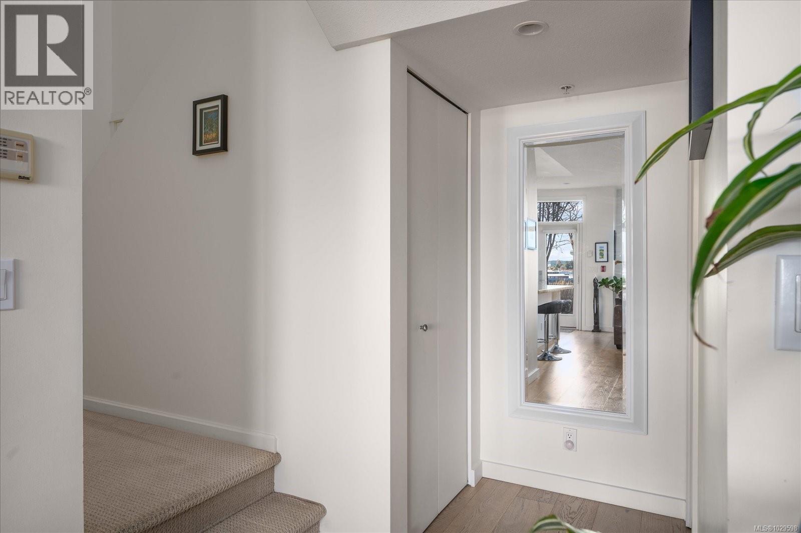 #TH10 38 FRONT ST - 16