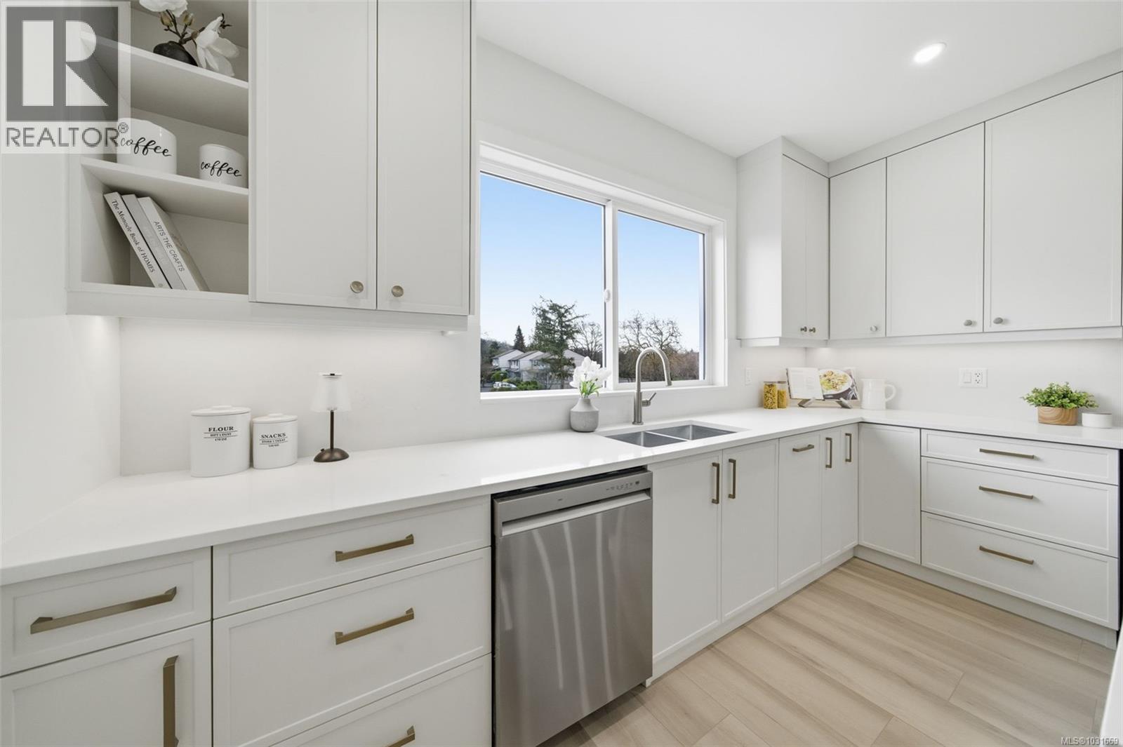 1 621 Broadway St, Saanich