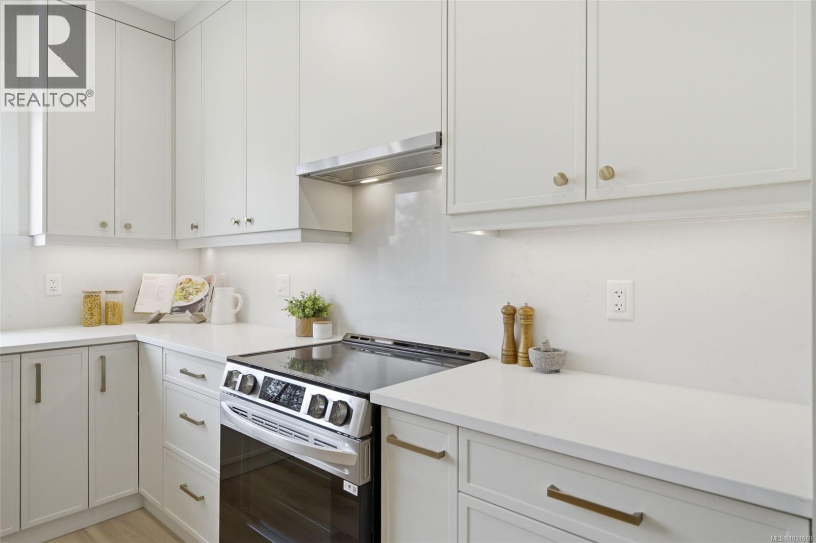 1 621 Broadway St, Saanich