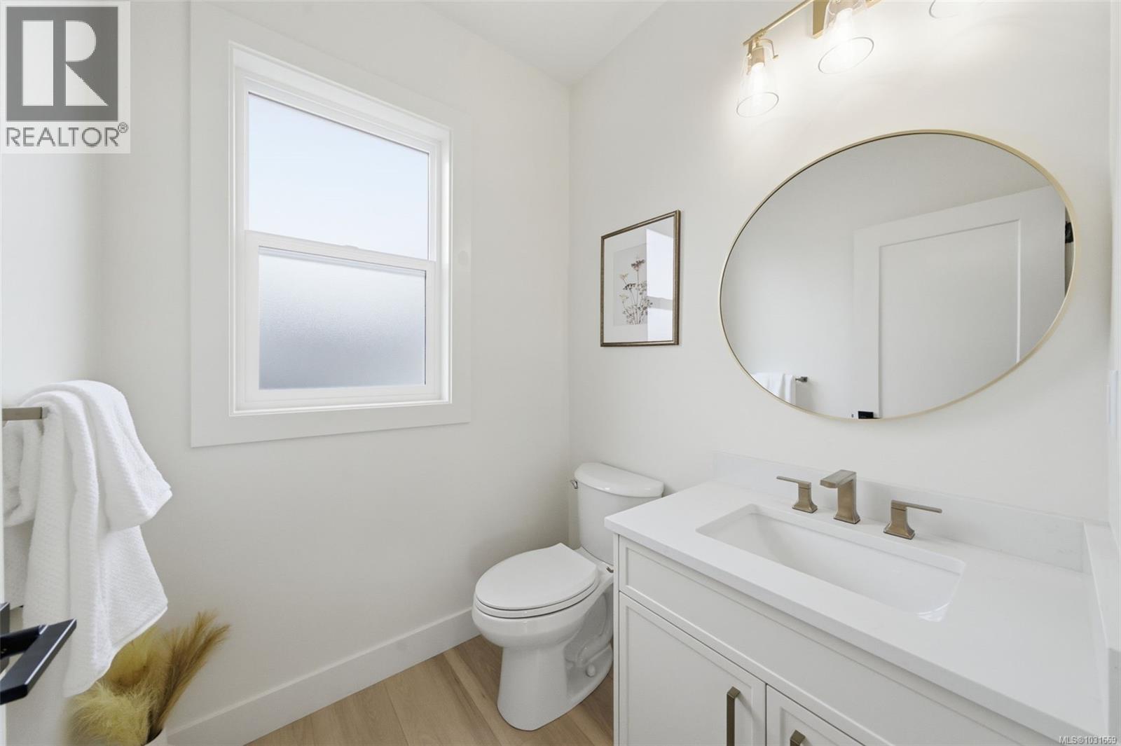 1 621 Broadway St, Saanich