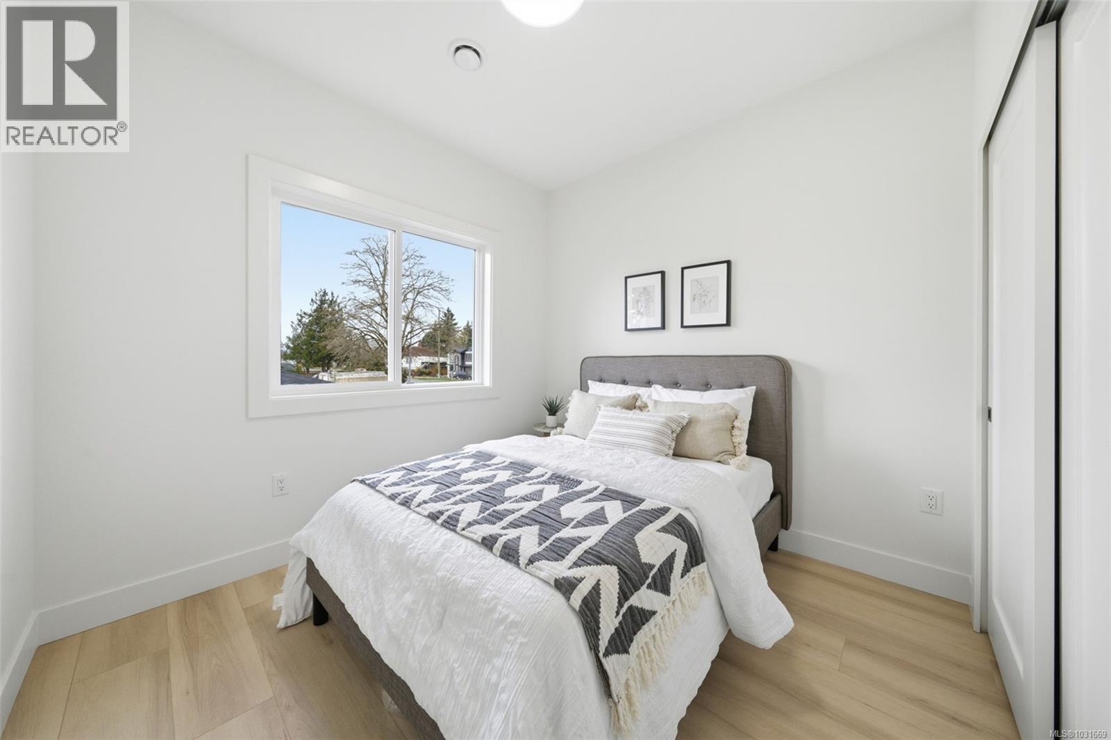 1 621 Broadway St, Saanich