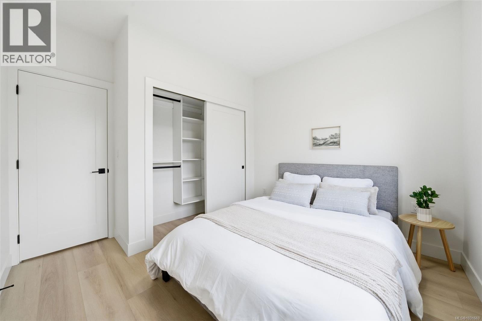 1 621 Broadway St, Saanich