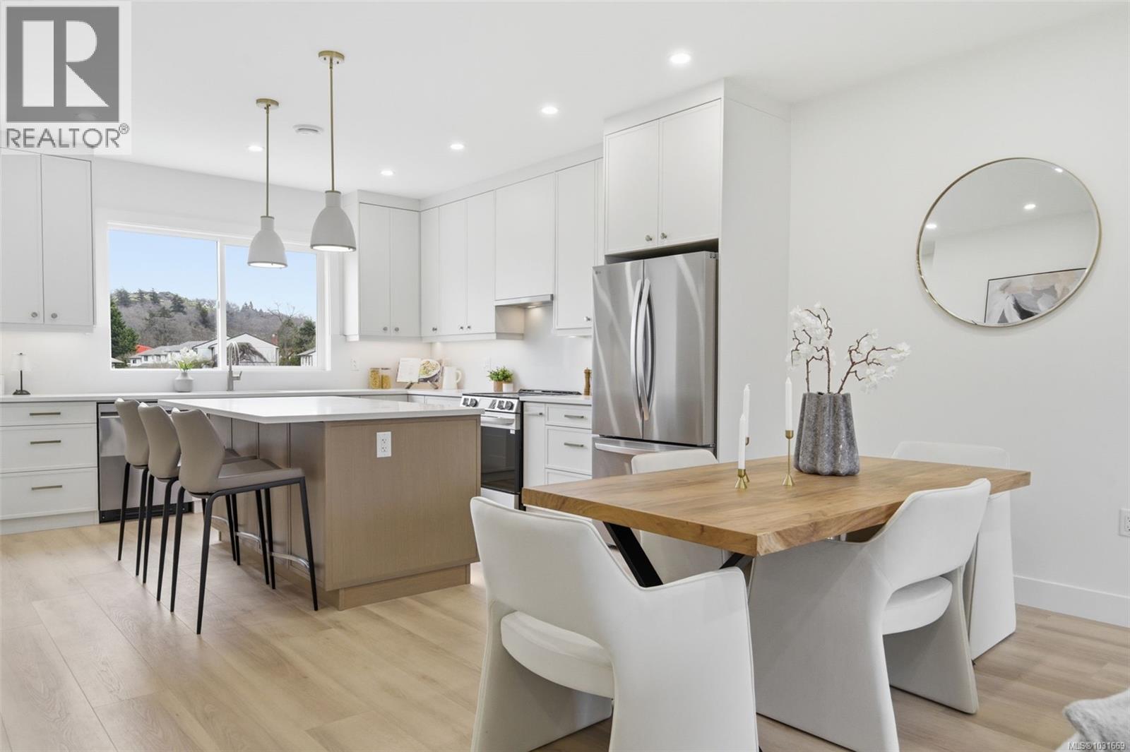 1 621 Broadway St, Saanich