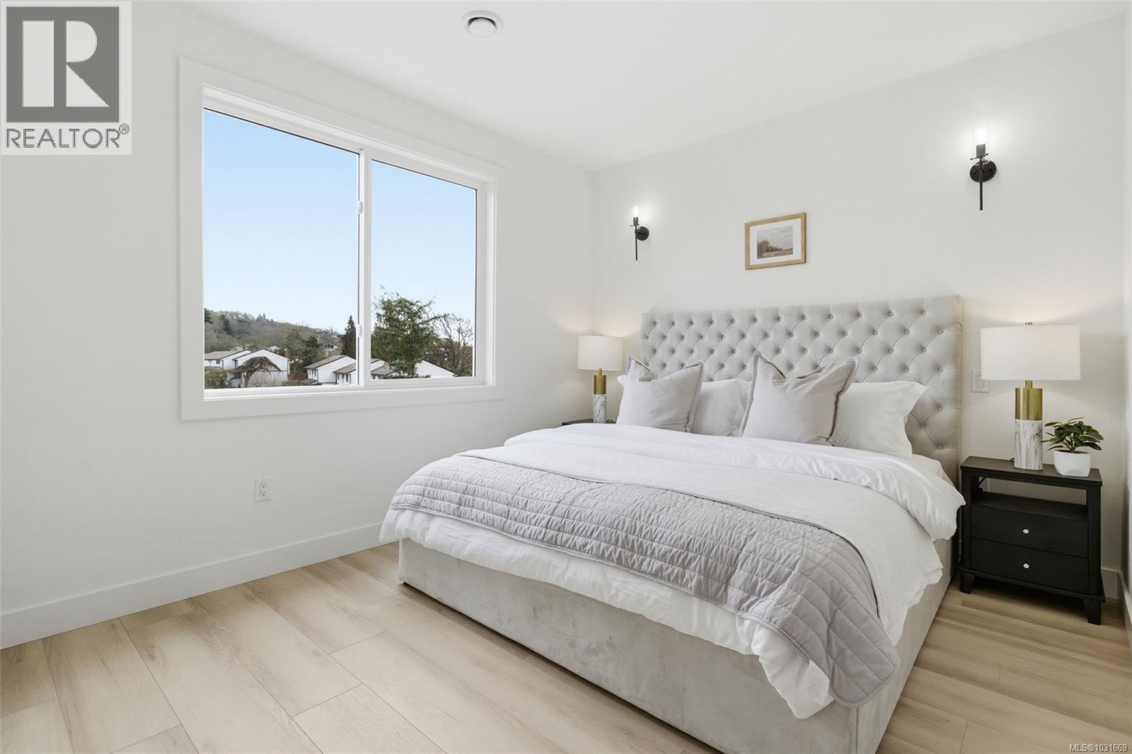 1 621 Broadway St, Saanich