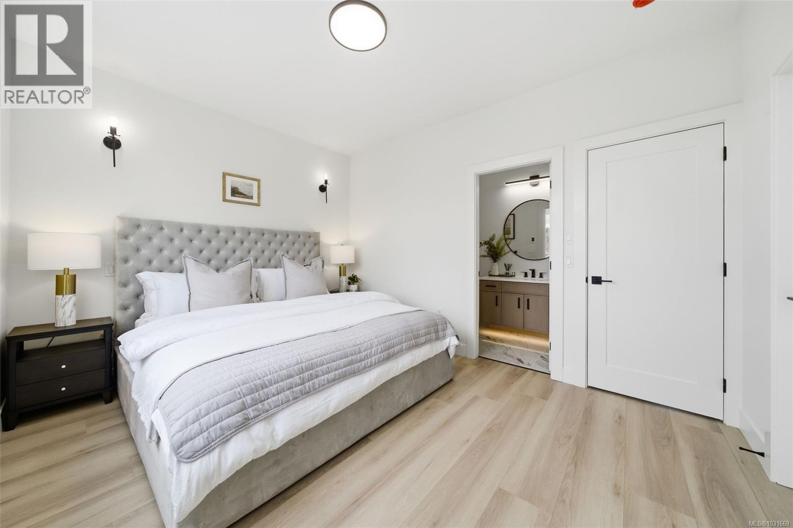 1 621 Broadway St, Saanich