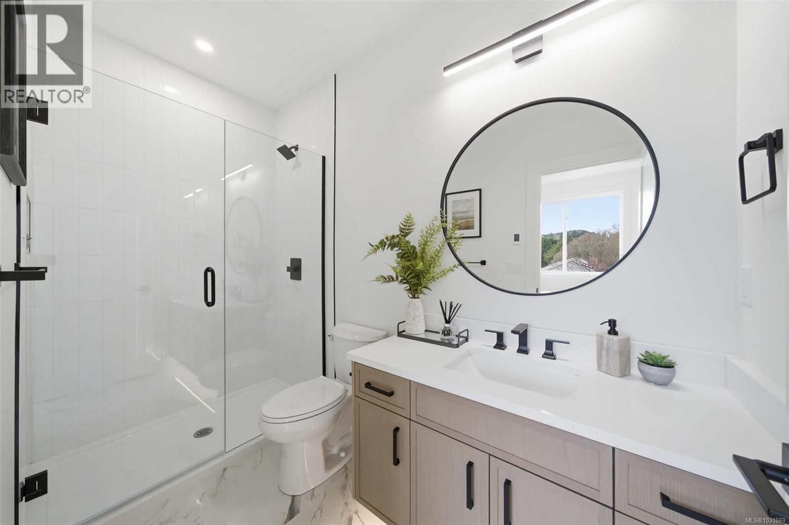 1 621 Broadway St, Saanich