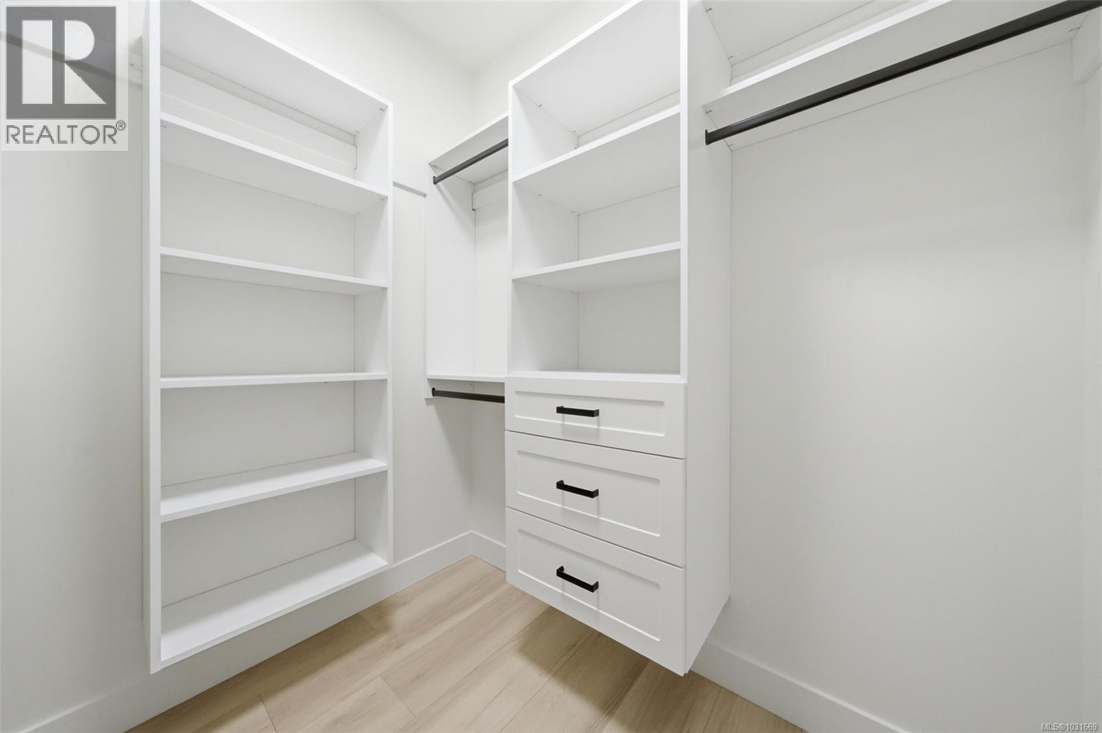 1 621 Broadway St, Saanich