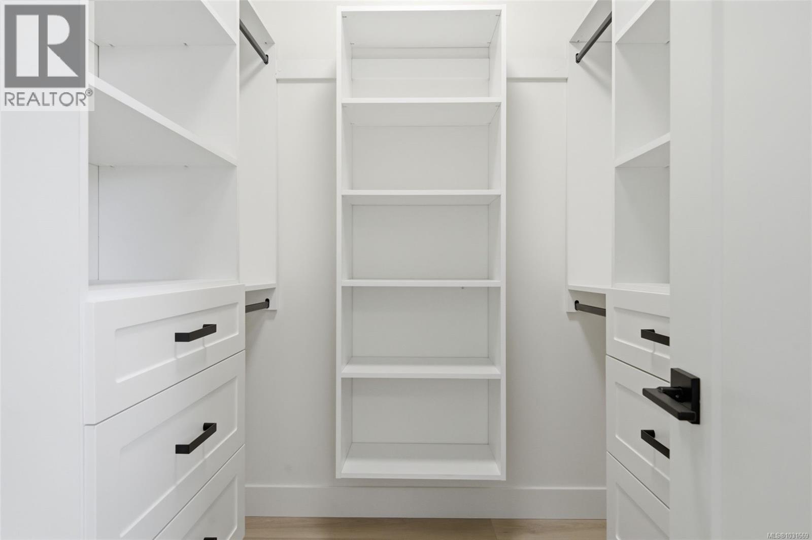 1 621 Broadway St, Saanich