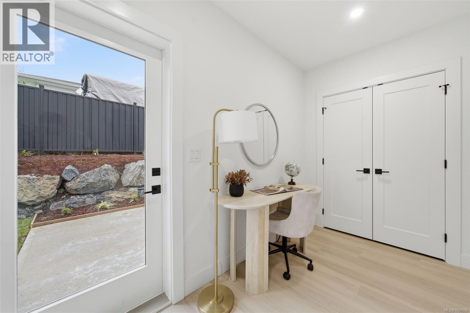 1 621 Broadway St, Saanich