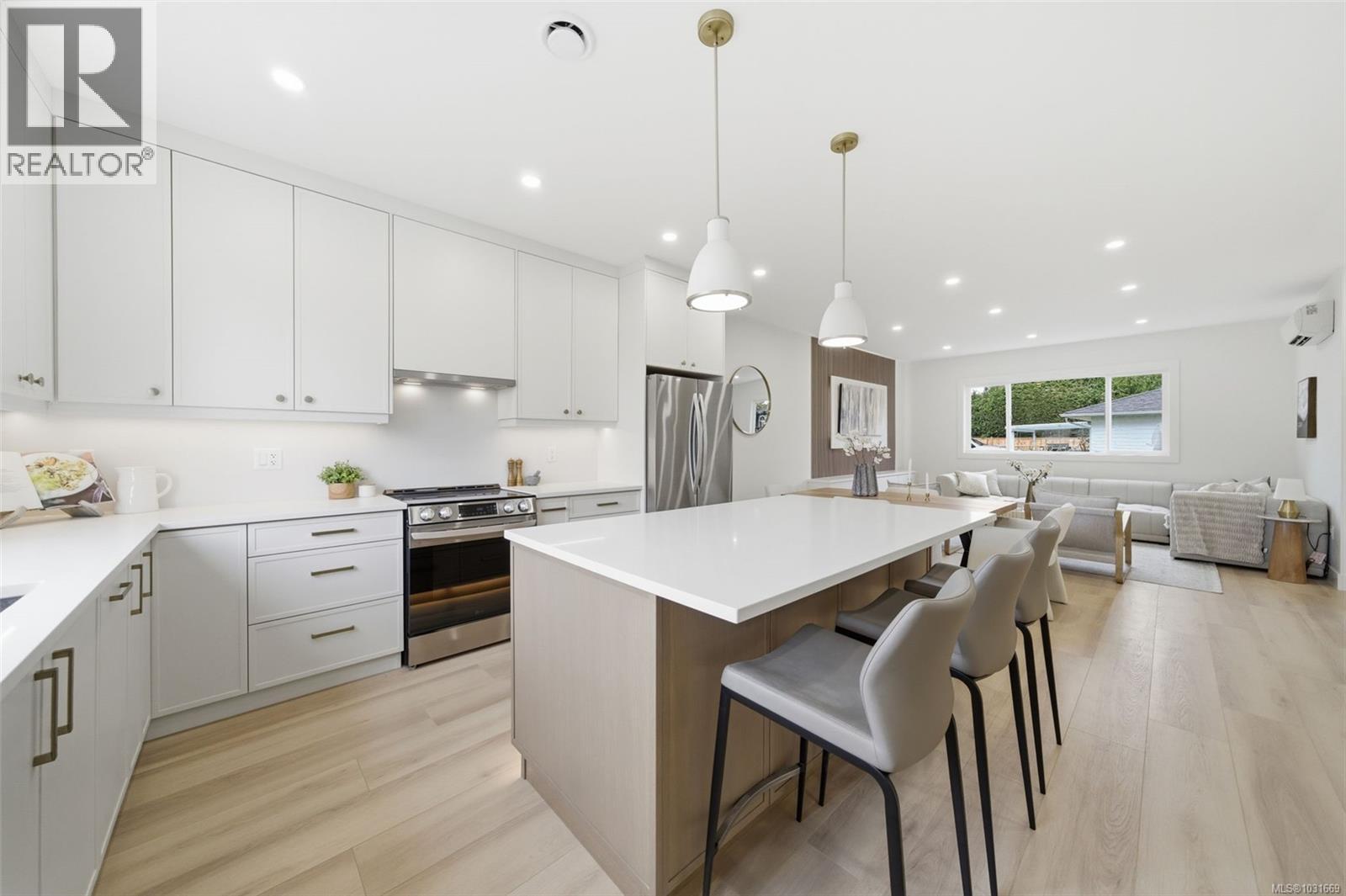 1 621 Broadway St, Saanich