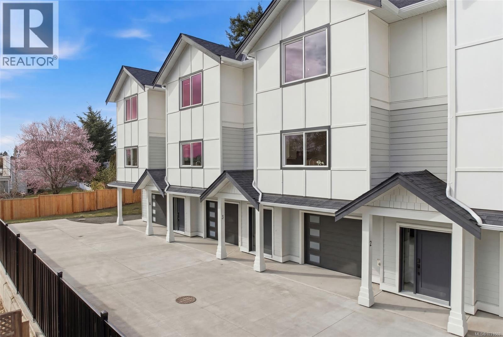 1 621 Broadway St, Saanich