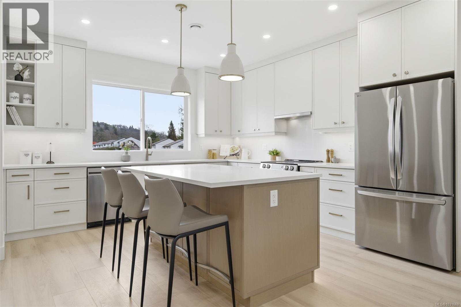 1 621 Broadway St, Saanich