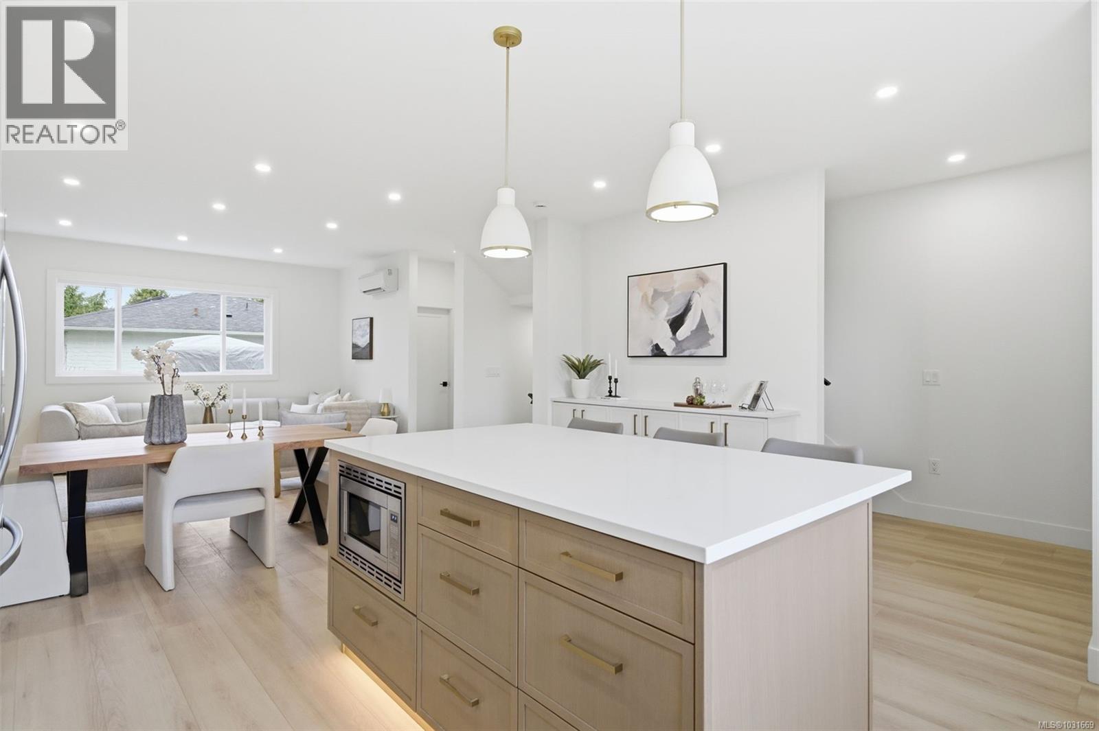 1 621 Broadway St, Saanich