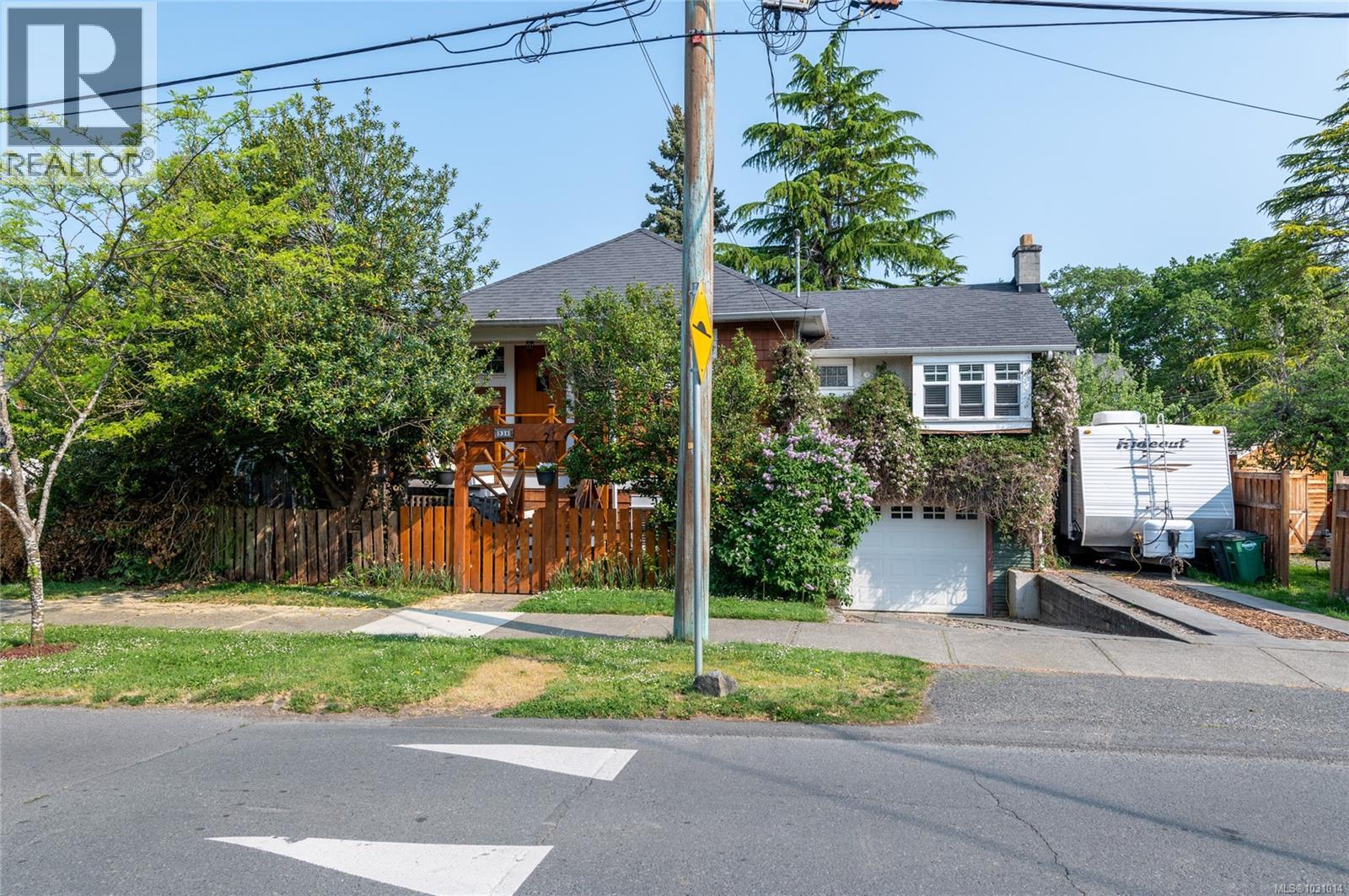 938 Ambassador Ave, Saanich