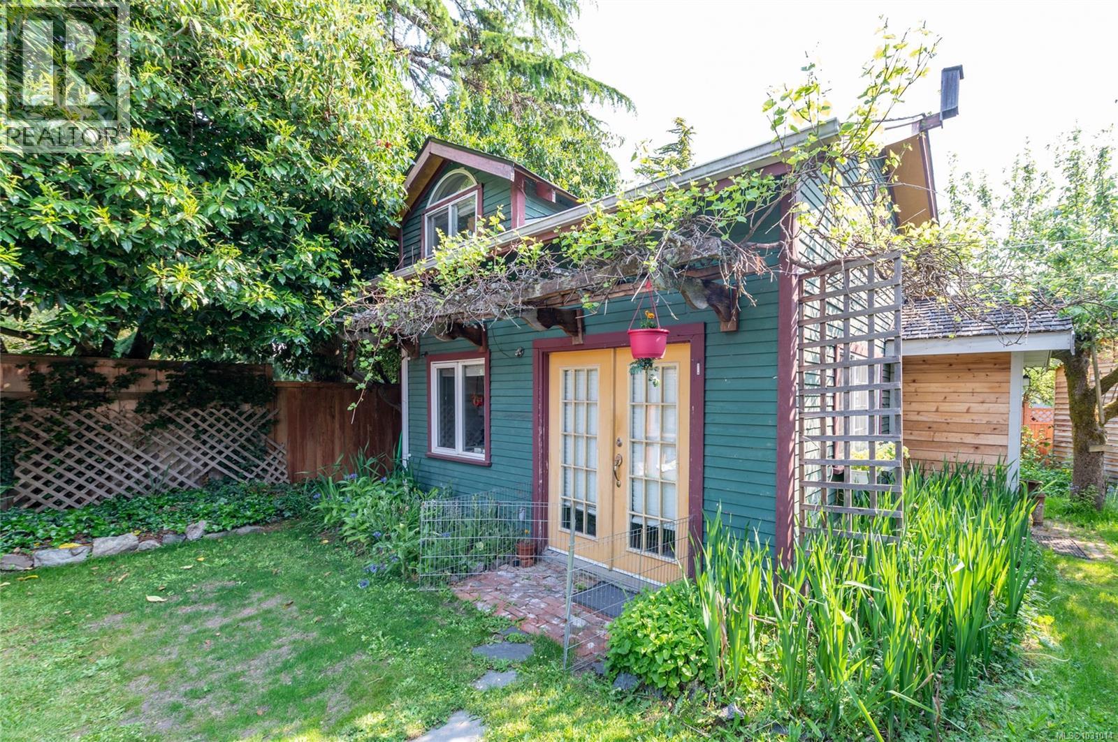 938 Ambassador Ave, Saanich