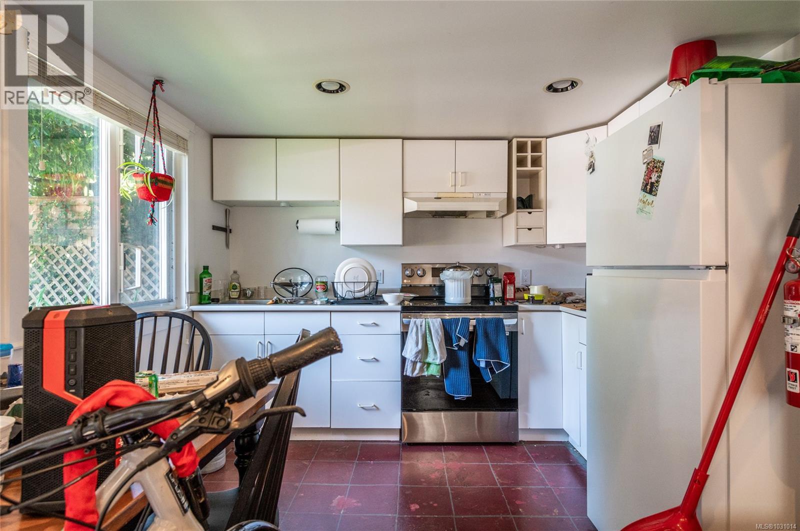 938 Ambassador Ave, Saanich