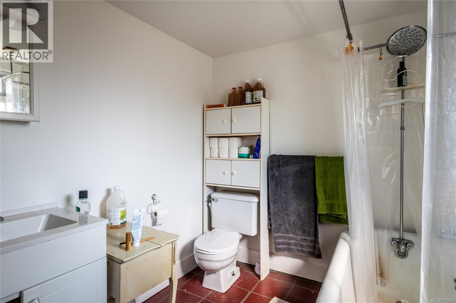 938 Ambassador Ave, Saanich