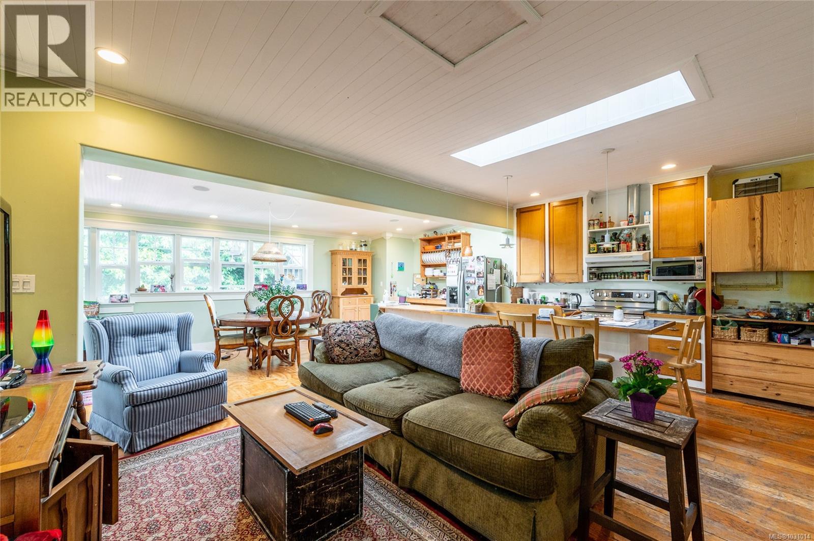 938 Ambassador Ave, Saanich