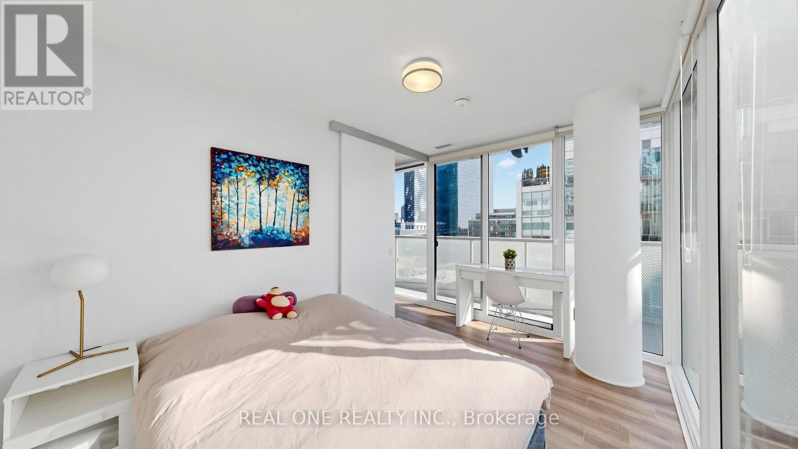 #907 15 QUEENS QUAY E - 17