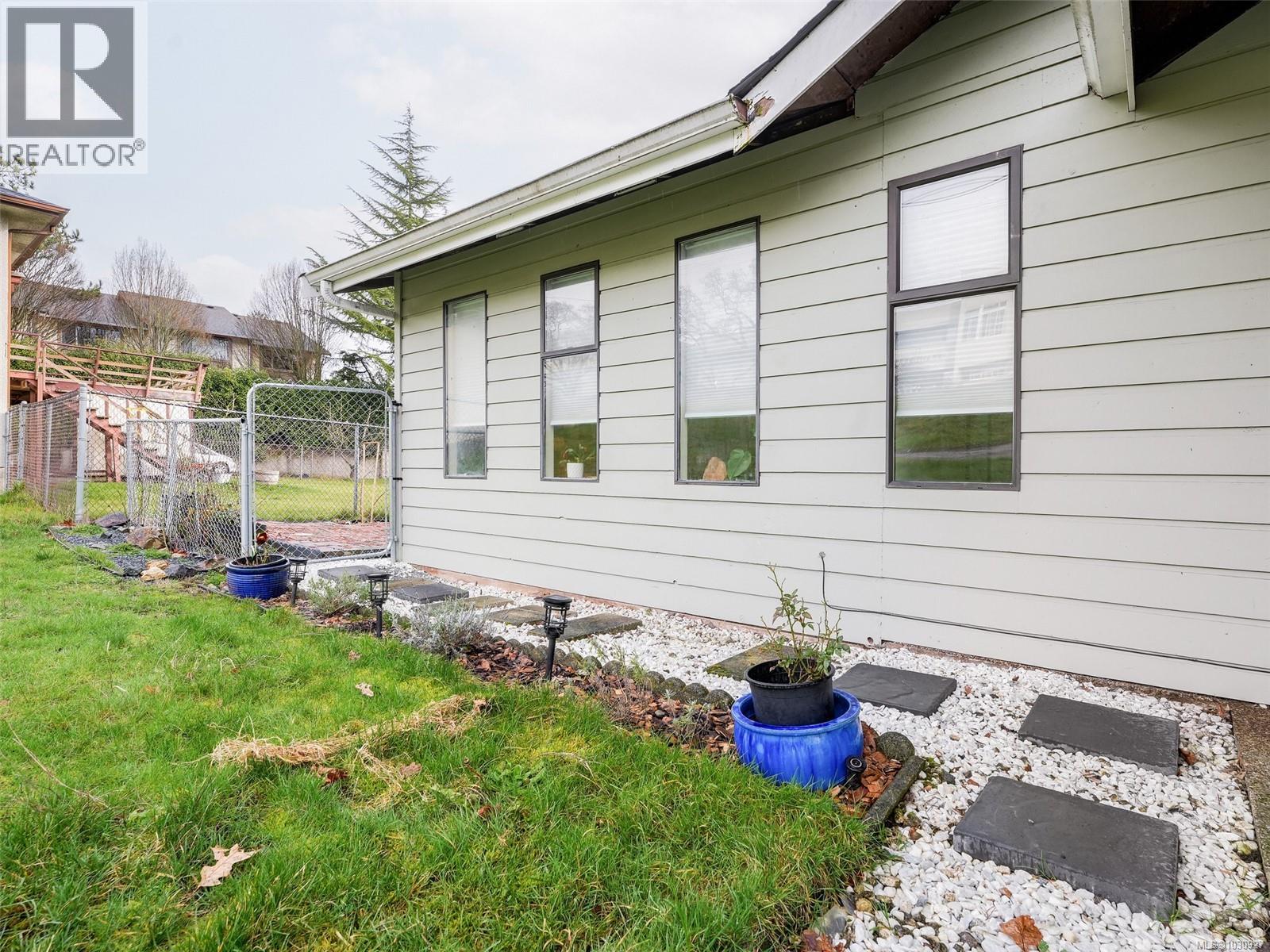 867 McKenzie Ave - 16