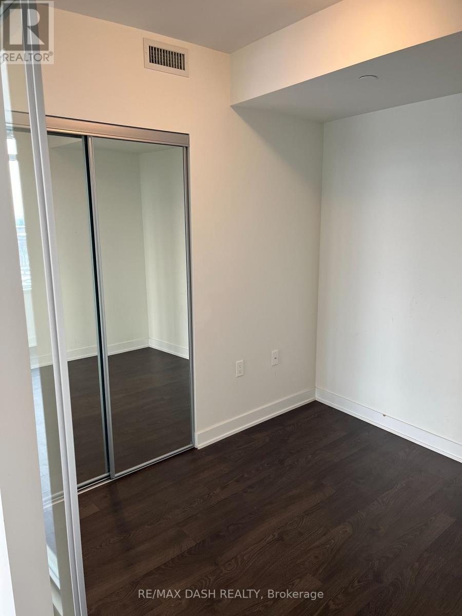 #806W 27 BATHURST STREET - 16