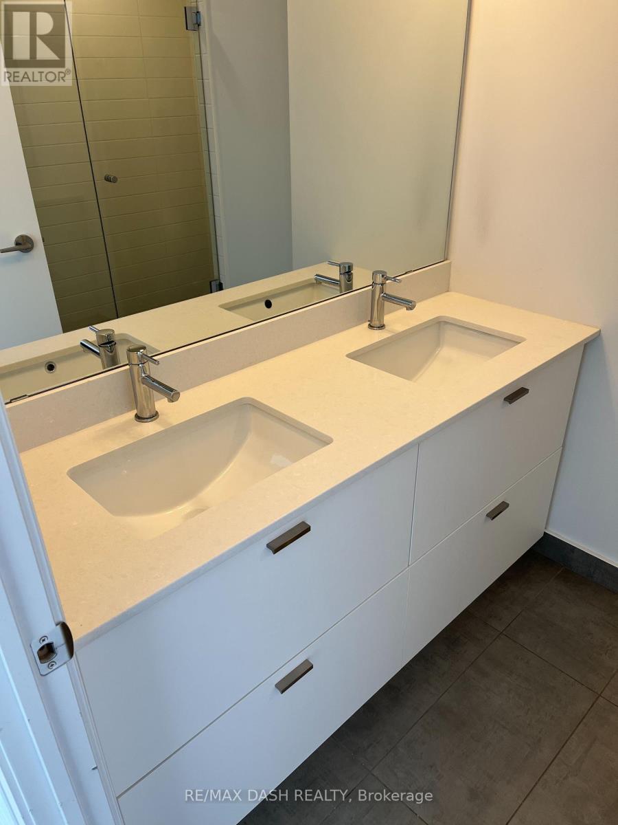 #806W 27 BATHURST STREET - 18