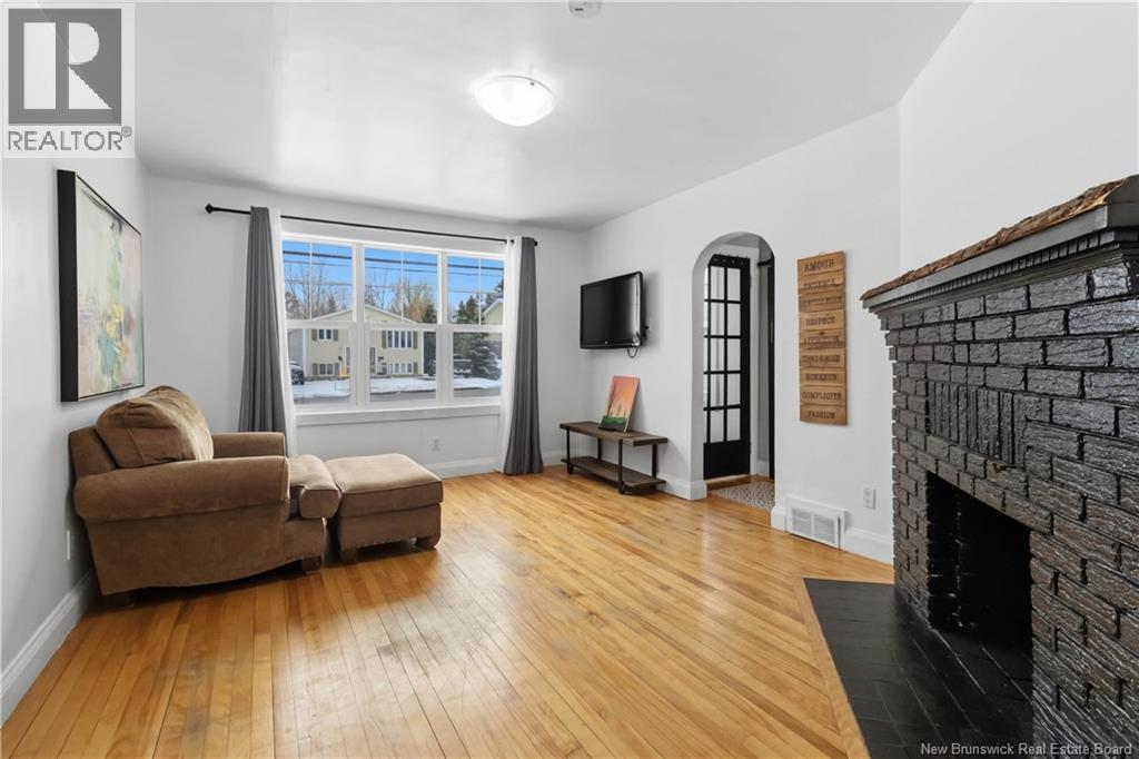 21 KENMORE DRIVE - 18