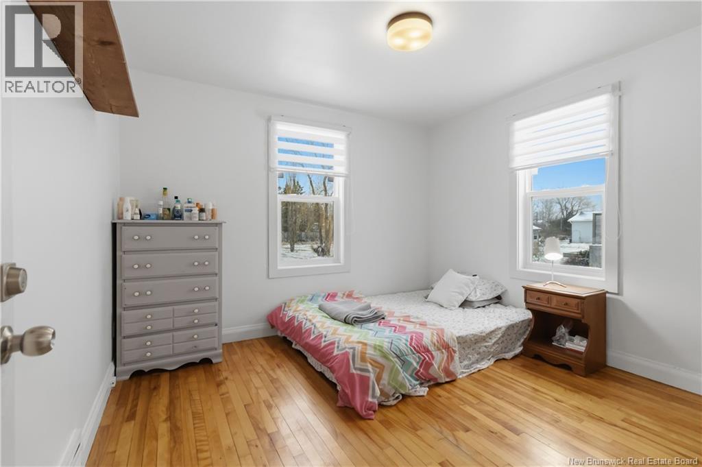21 KENMORE DRIVE - 33