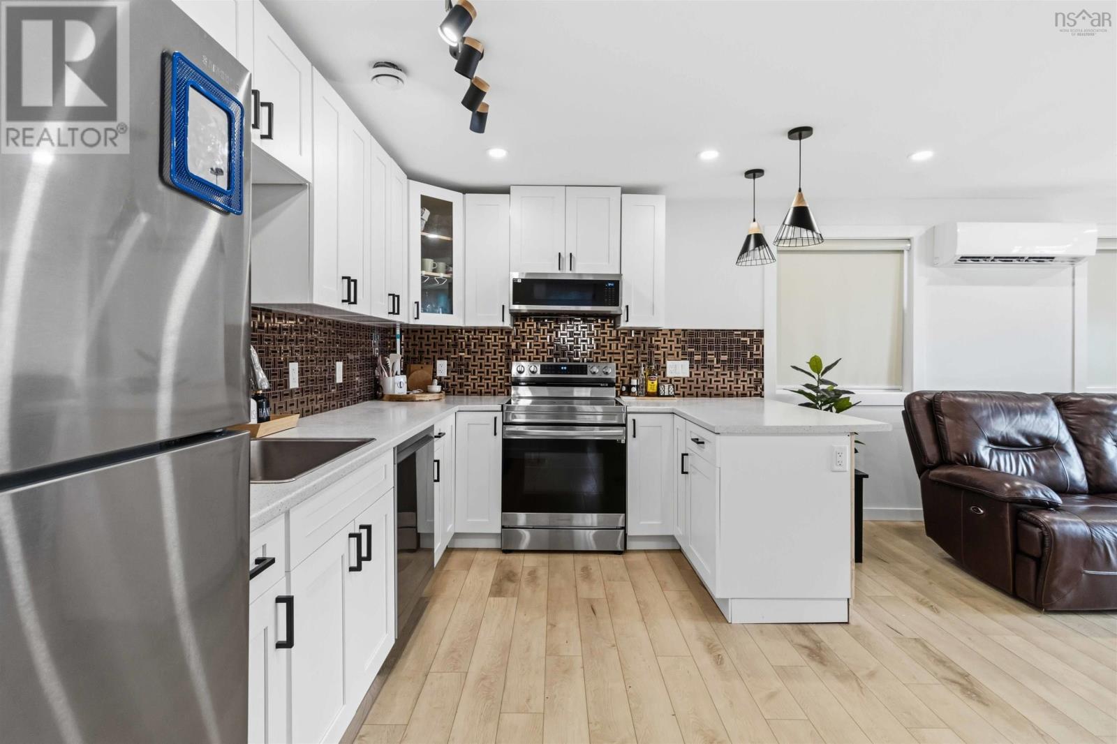 6 RIVERWOOD DRIVE - 35