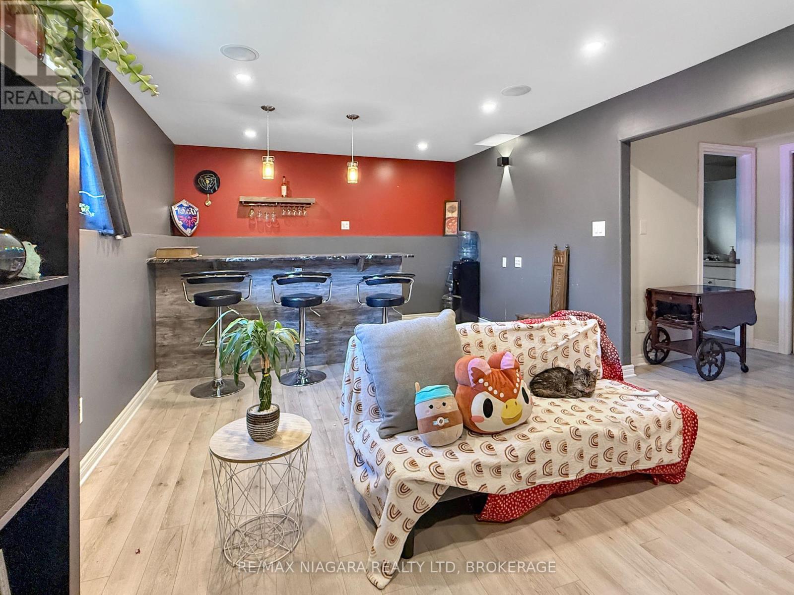 865 CANADA DRIVE - 24