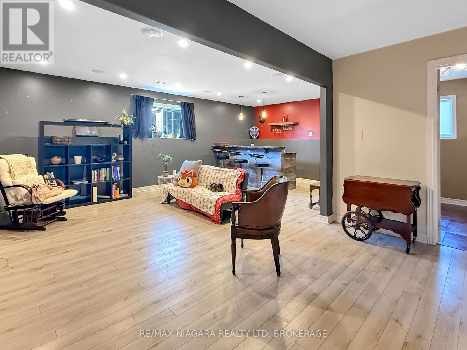 865 CANADA DRIVE - 23