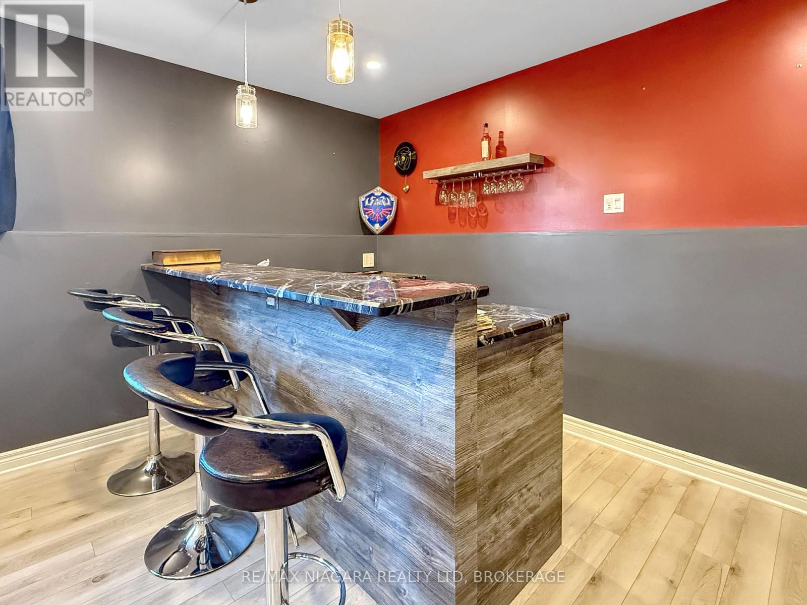 865 CANADA DRIVE - 25