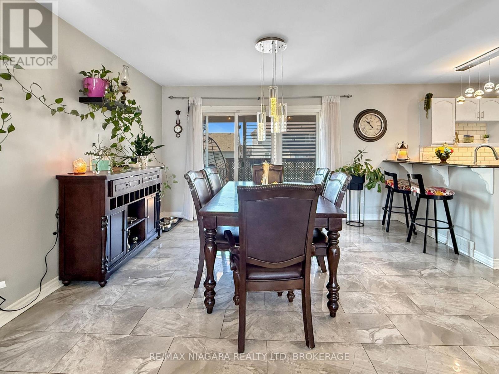 865 CANADA DRIVE - 5