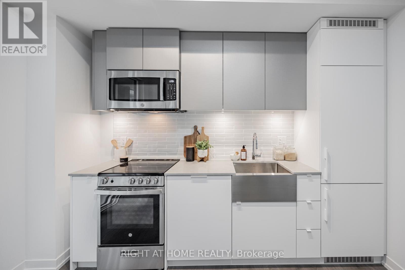 #815 270 DUFFERIN STREET - 9