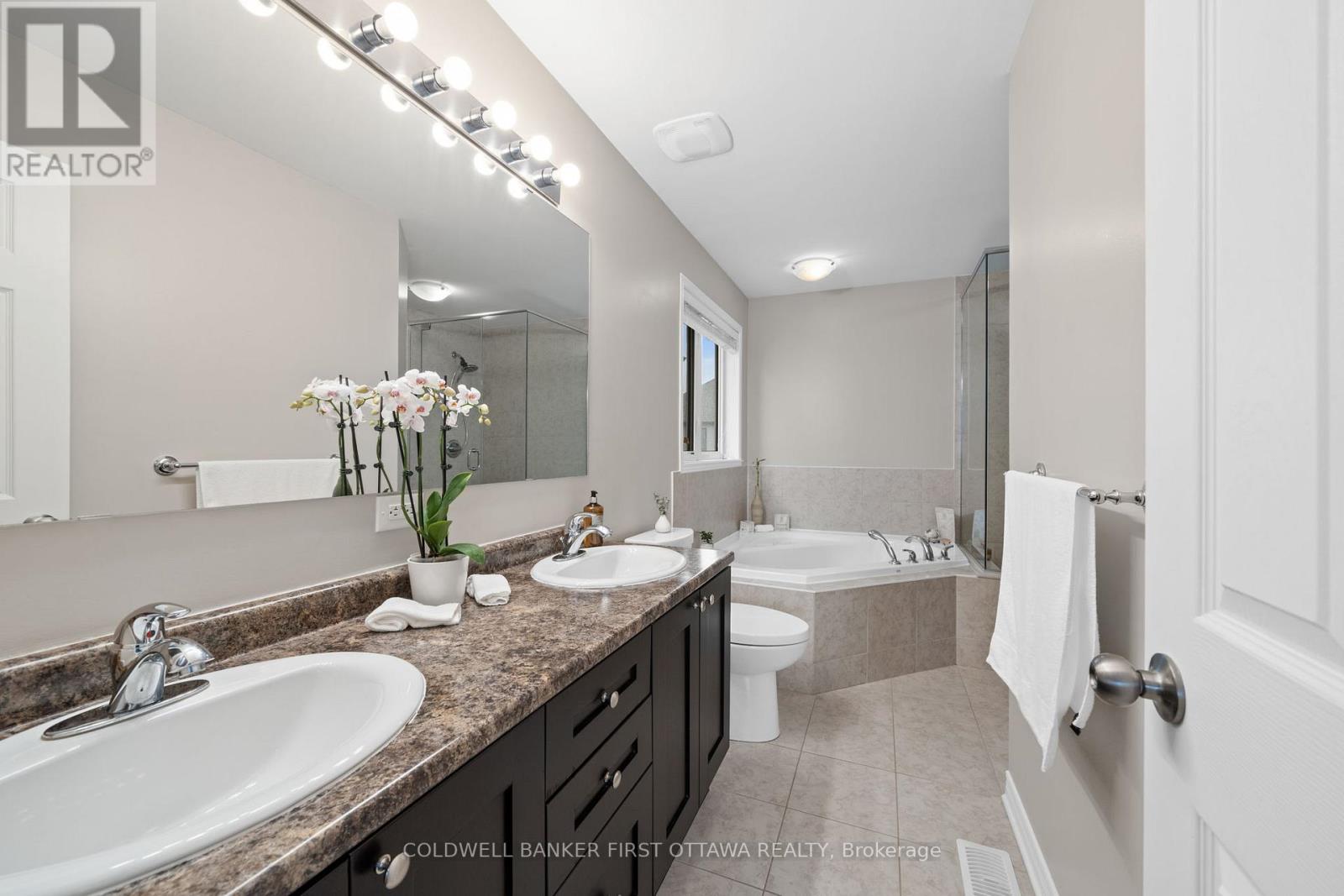 5 pc ensuite w deep soaker tub.