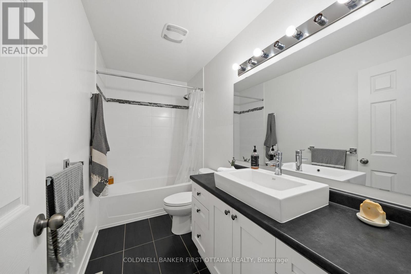 2nd level 4 pc bathroom.