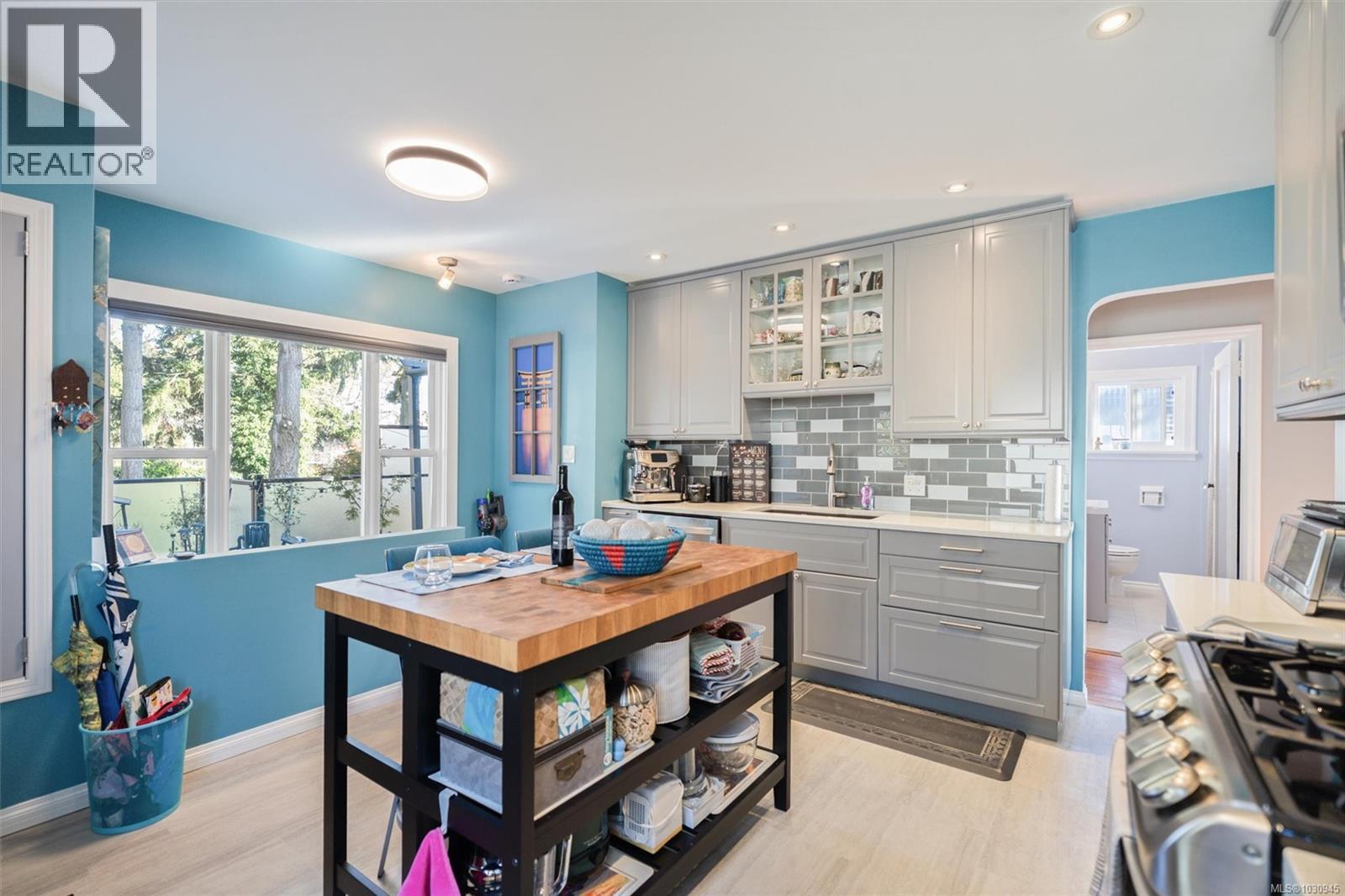 555 Lampson St, Esquimalt