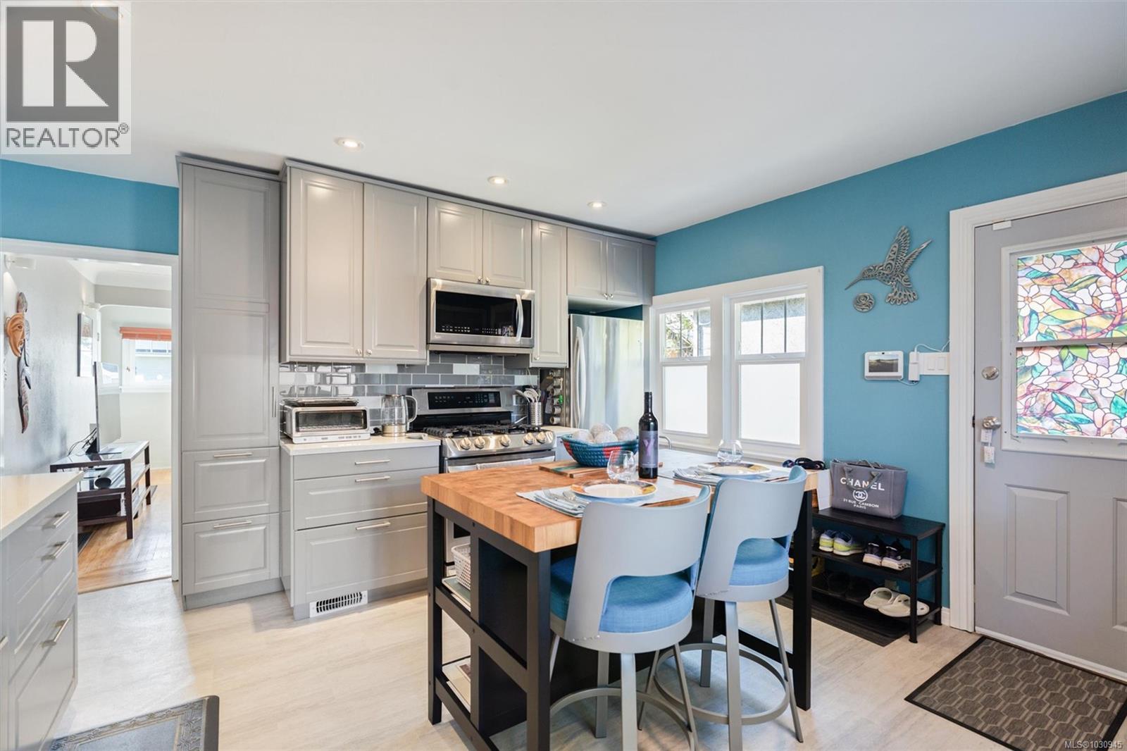 555 Lampson St, Esquimalt