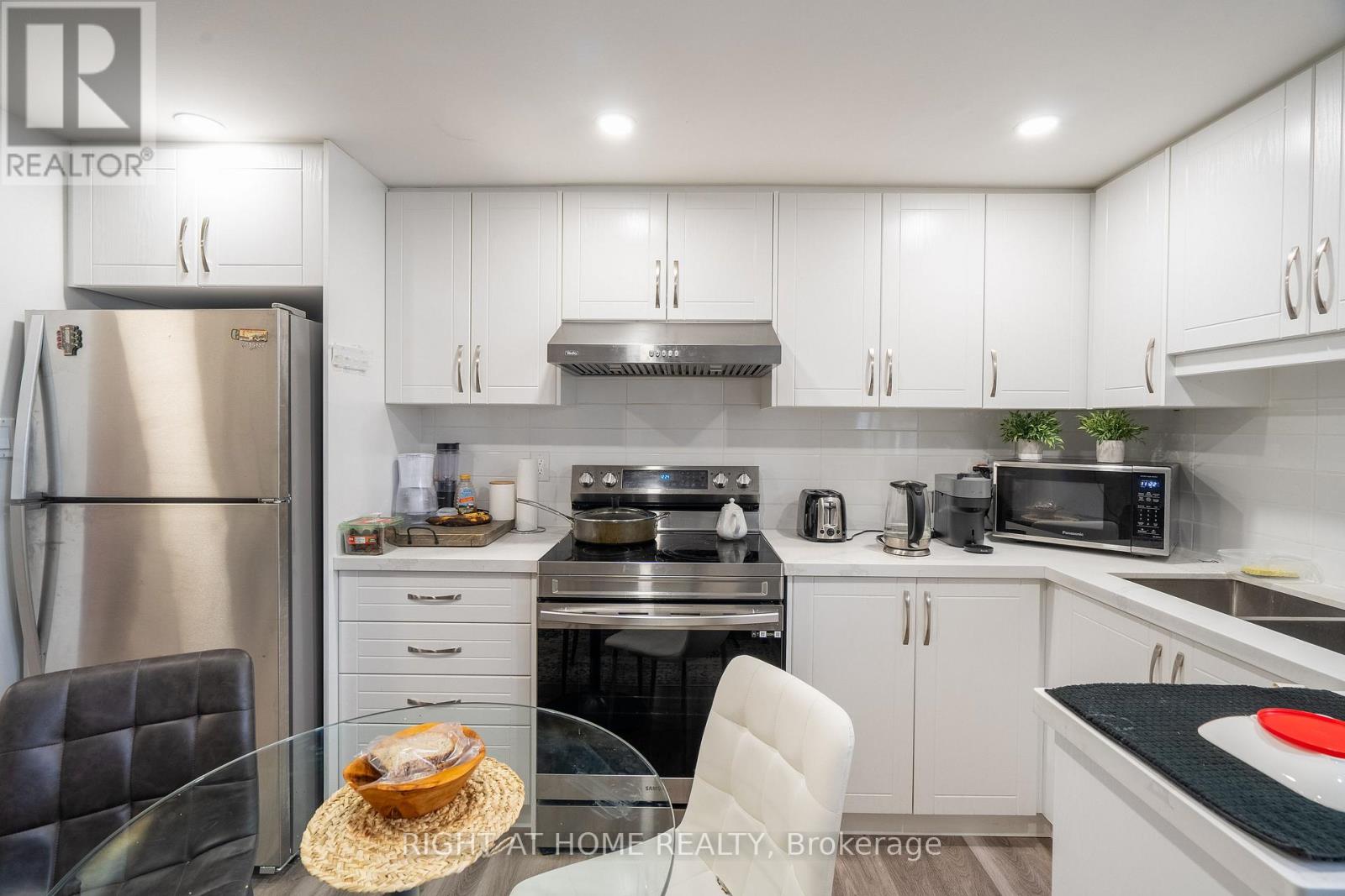 285 RICHMOND STREET - 22