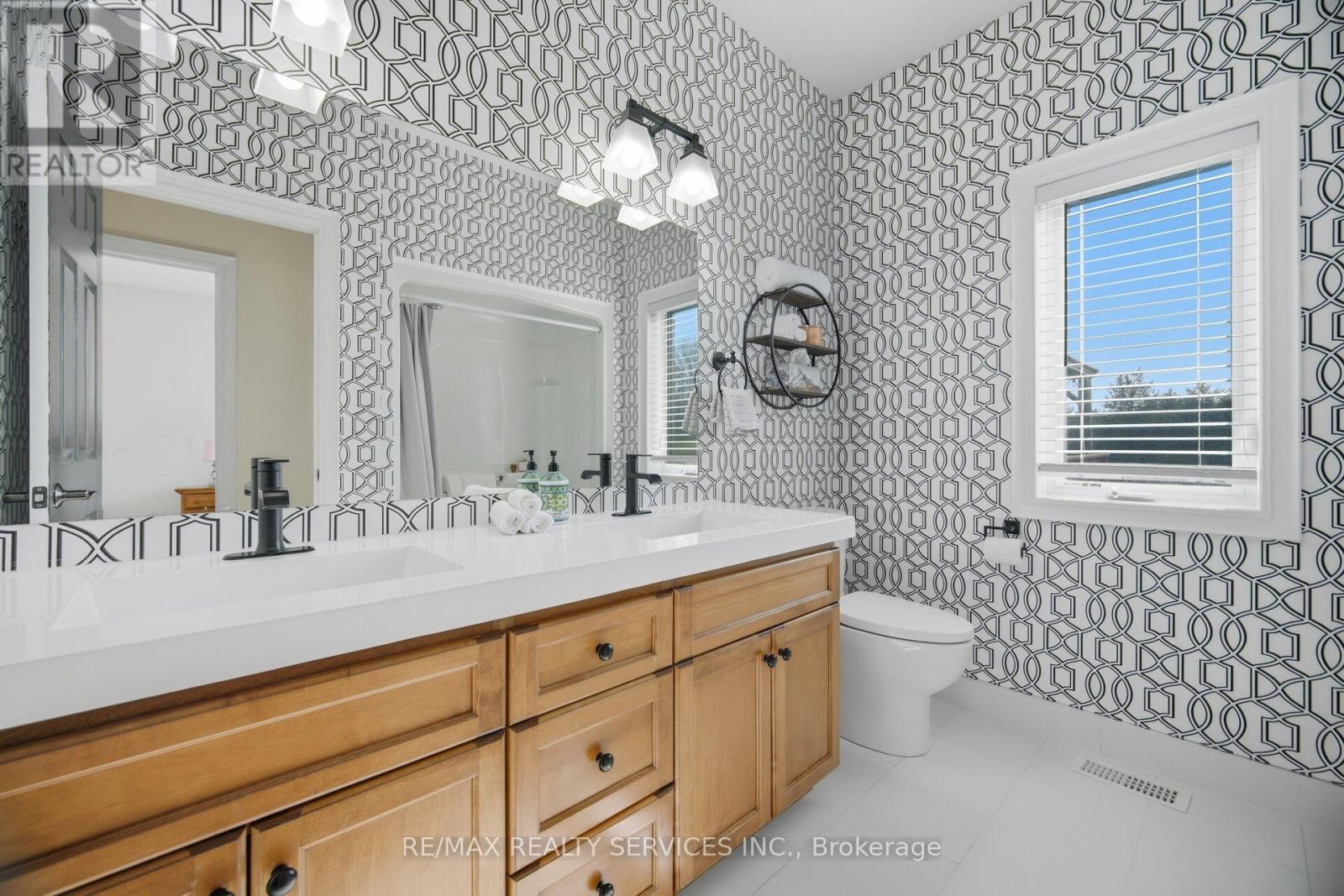 34 ISABELLA STREET - 32
