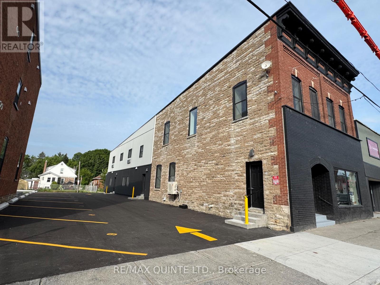 330 VICTORIA STREET N