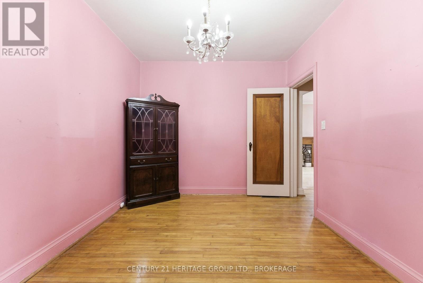 1033 KING STREET E - 12