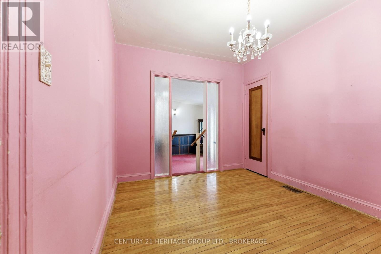 1033 KING STREET E - 13