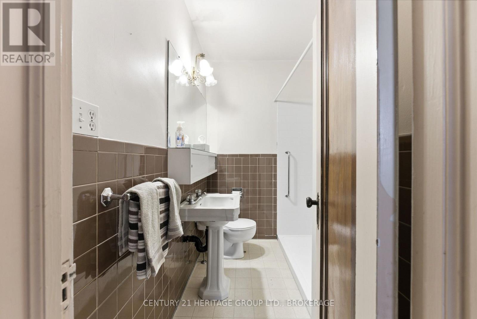 1033 KING STREET E - 16