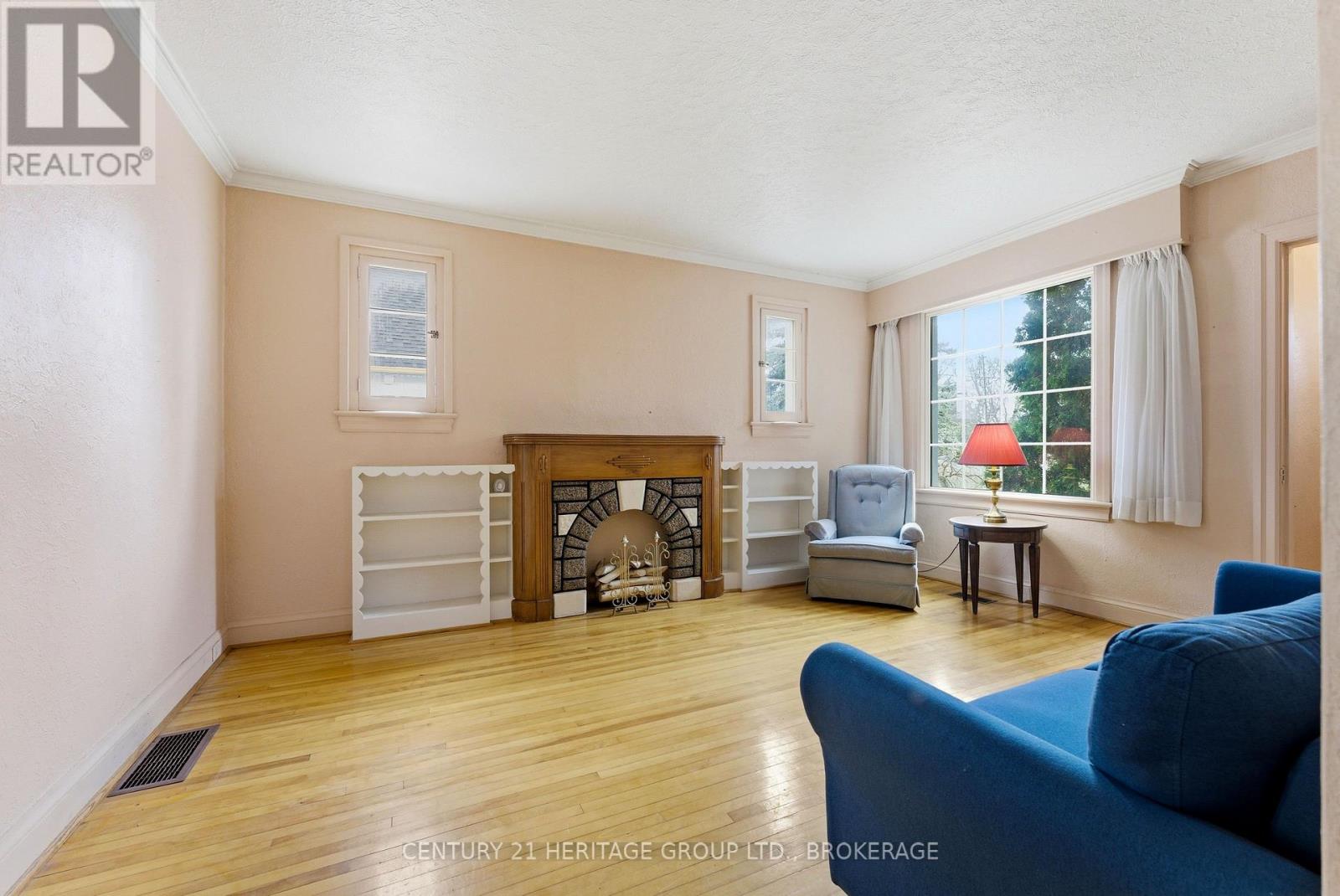 1033 KING STREET E - 17