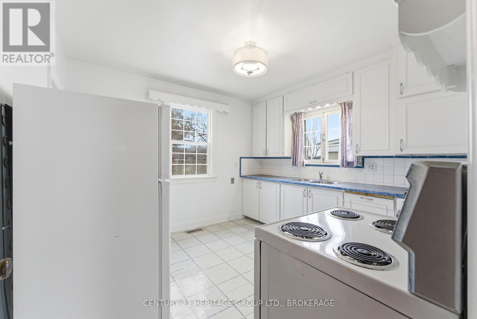 1033 KING STREET E - 21