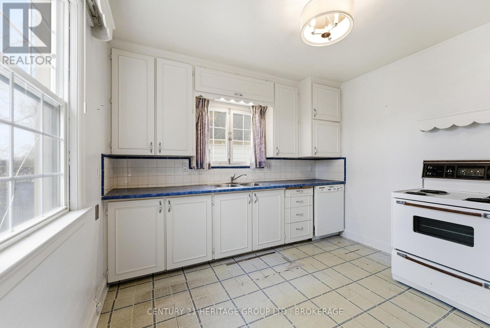 1033 KING STREET E - 22