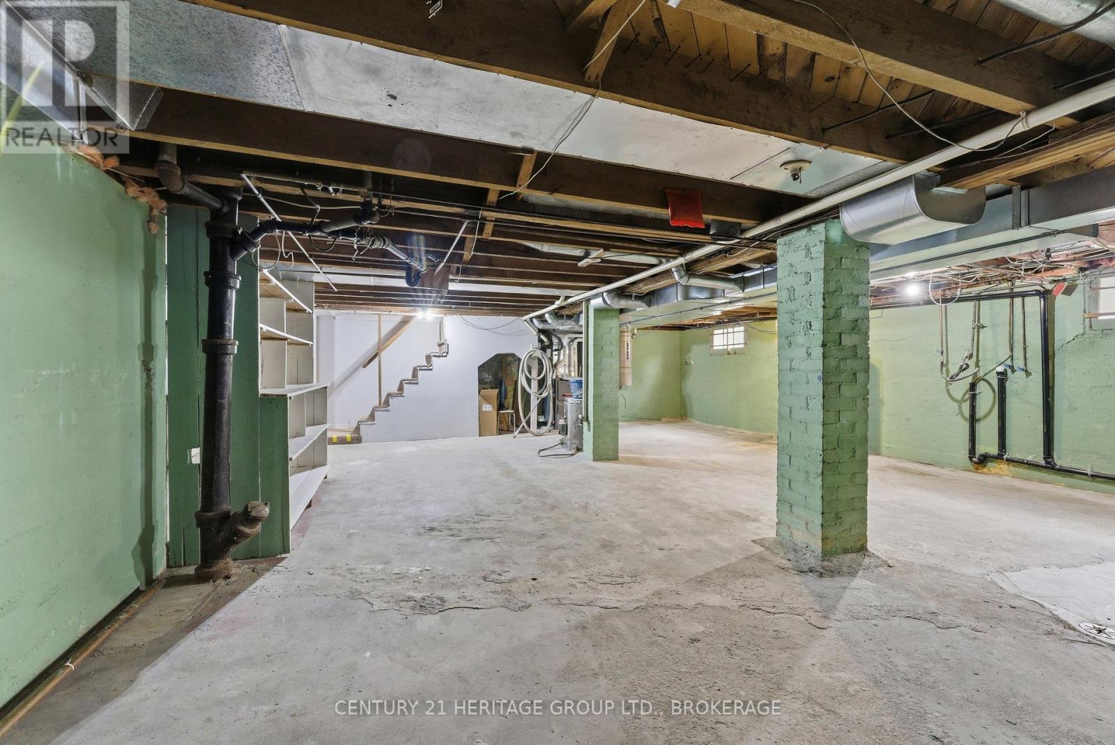 1033 KING STREET E - 24